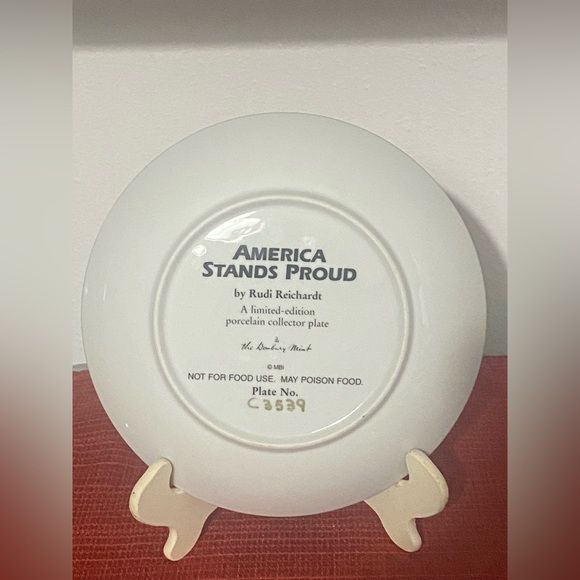 SET OF 5- ASSORTED DECORATED PLATES - Picture 10 of 11